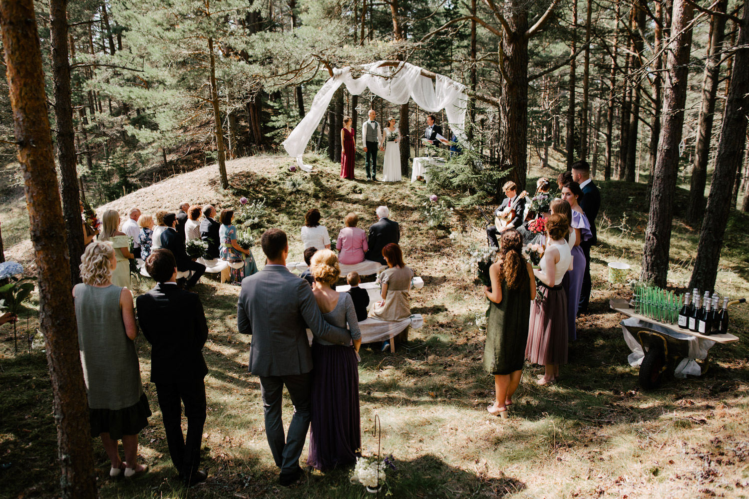 kāzu ceremonija mežā